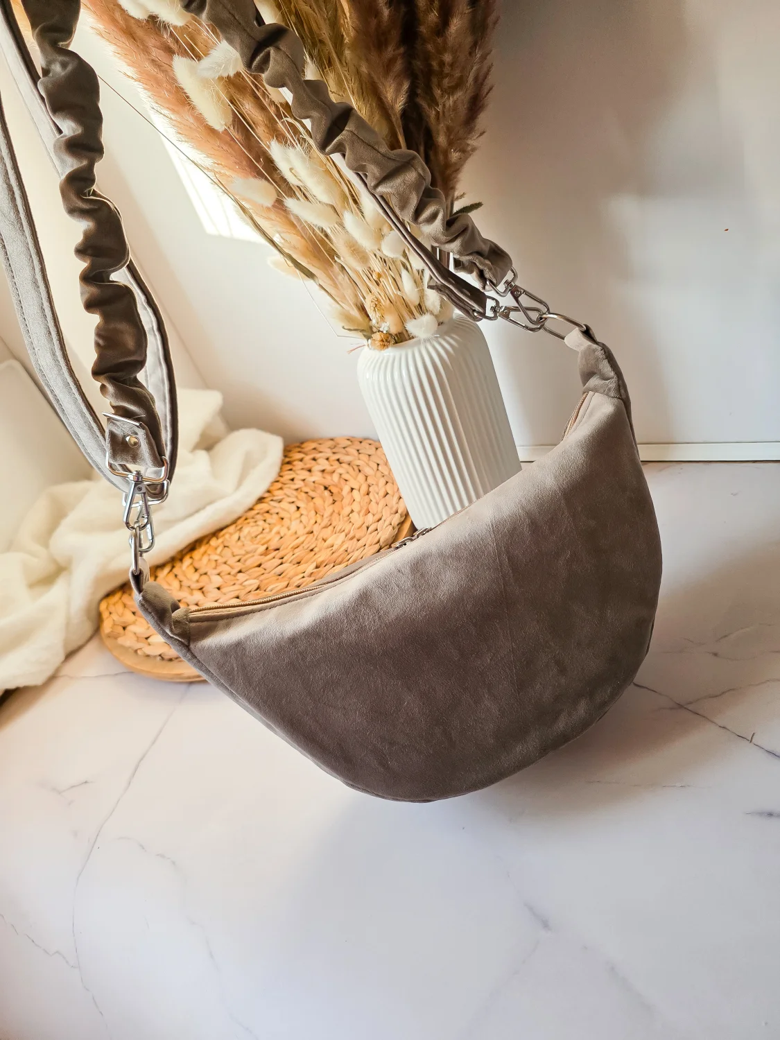 Torebka Półokrągła Luna z marszczonym paskiem