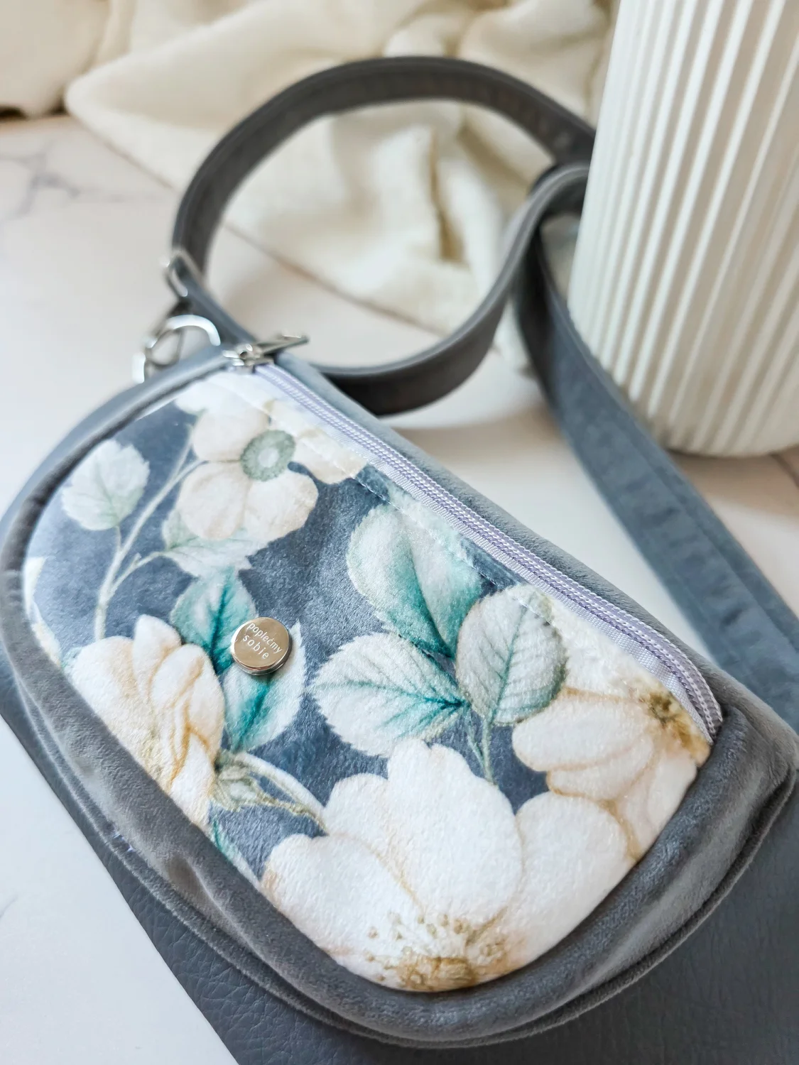 Nerka Pola Szara w Kwiaty