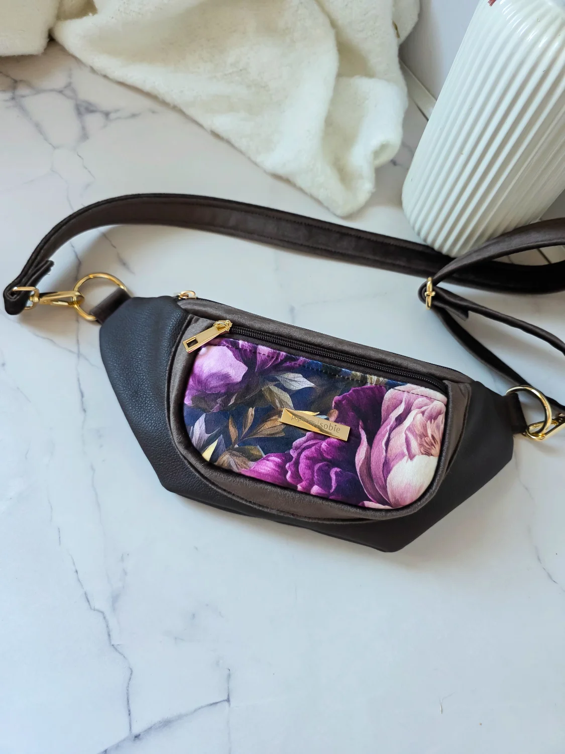 Nerka Pola Brązowa w Fioletowe Piwonie