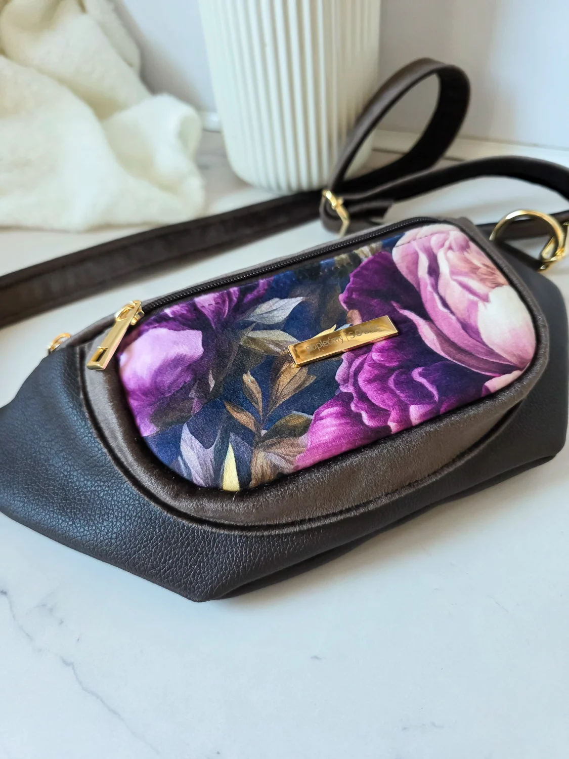 Nerka Pola Brązowa w Fioletowe Piwonie