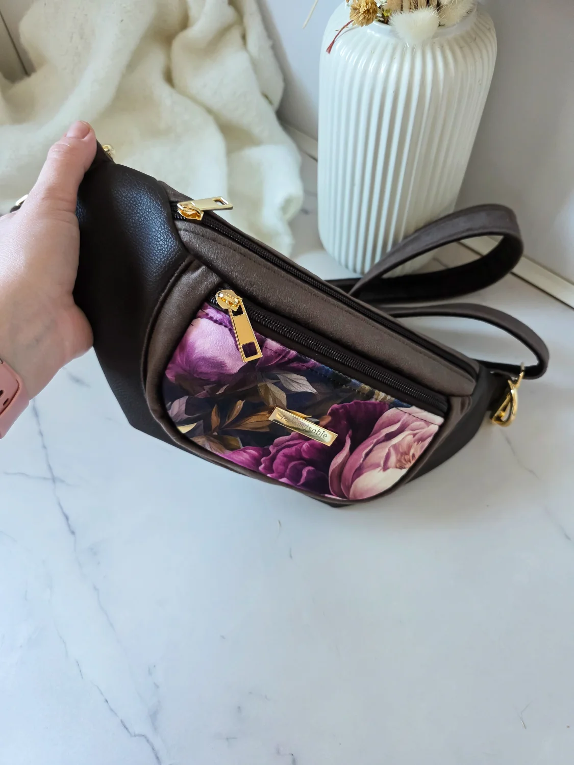 Nerka Pola Brązowa w Fioletowe Piwonie