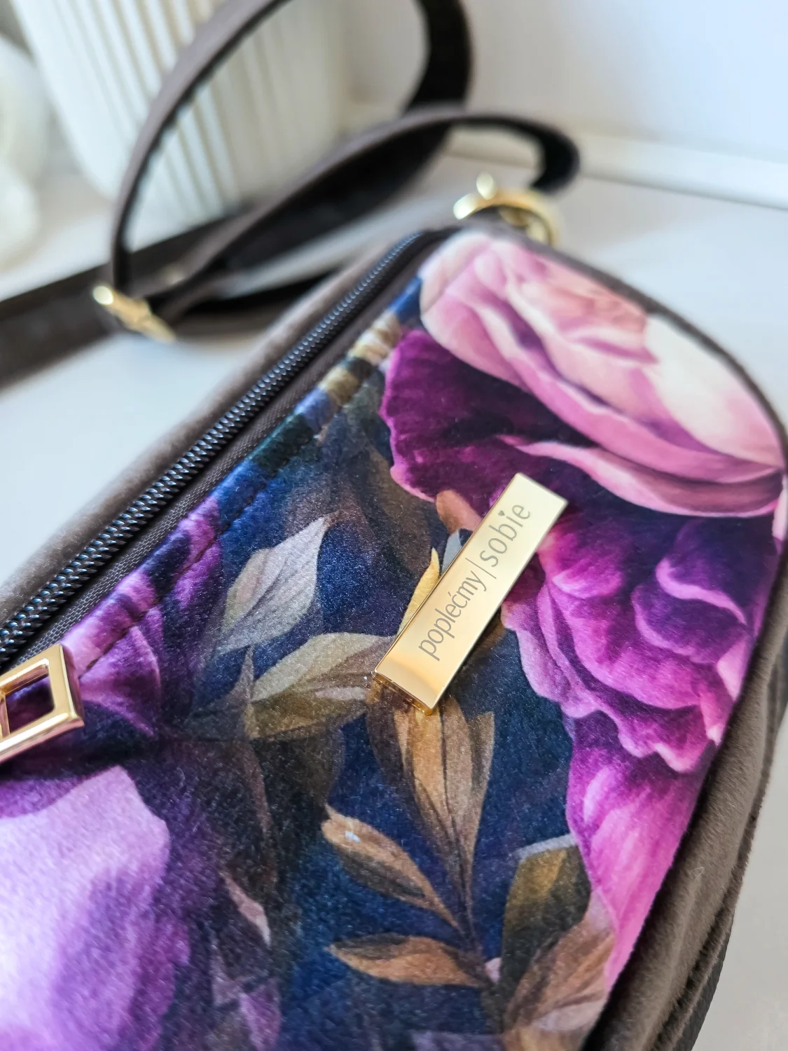 Nerka Pola Brązowa w Fioletowe Piwonie