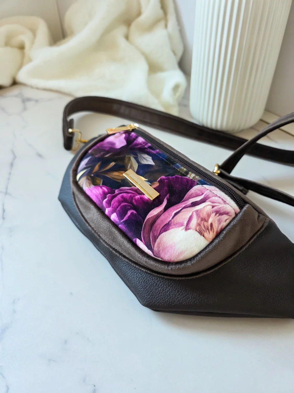 Nerka Pola Brązowa w Fioletowe Piwonie