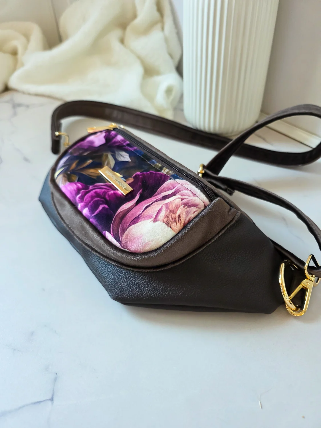 Nerka Pola Brązowa w Fioletowe Piwonie