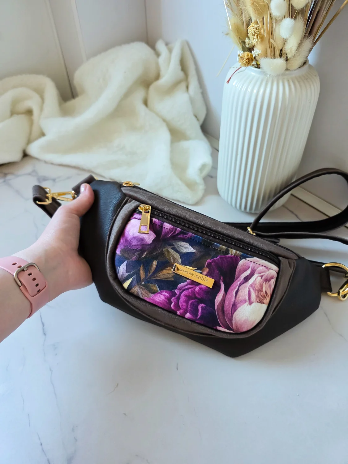 Nerka Pola Brązowa w Fioletowe Piwonie